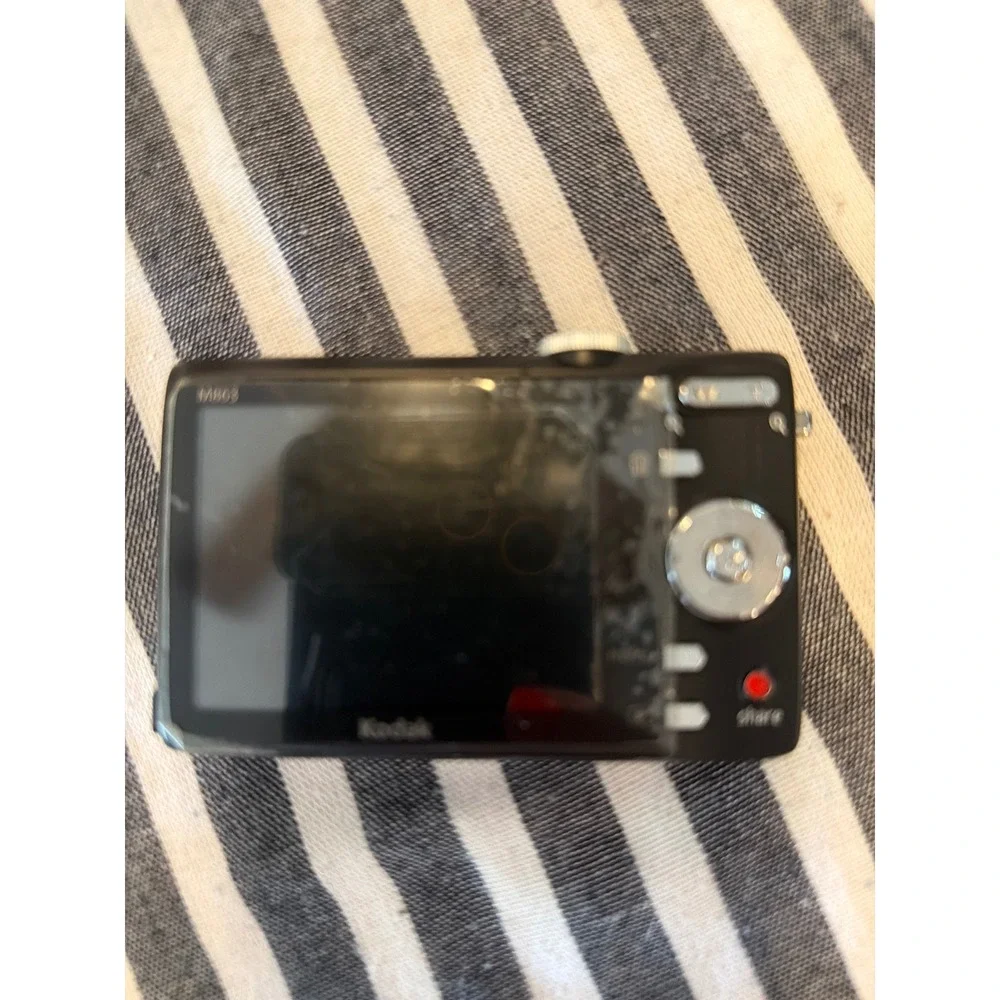 Kodak EasyShare M863 Digital Camera Black 8.2MP 3x Optical Zoom with Case